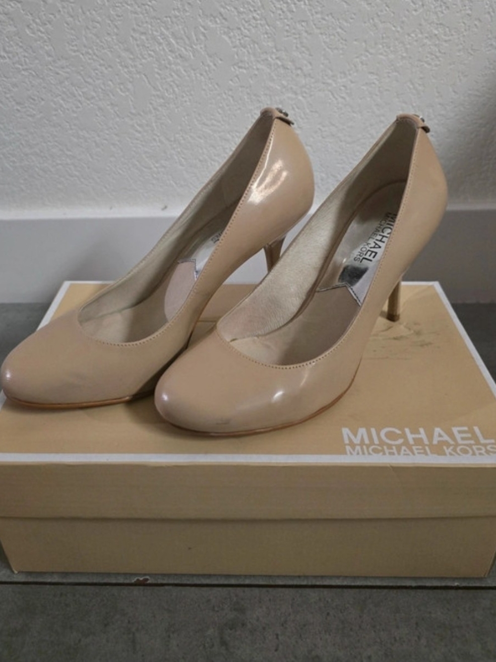 Michael Kors Beige Patent Leather Pumps - Women's Classic Heel